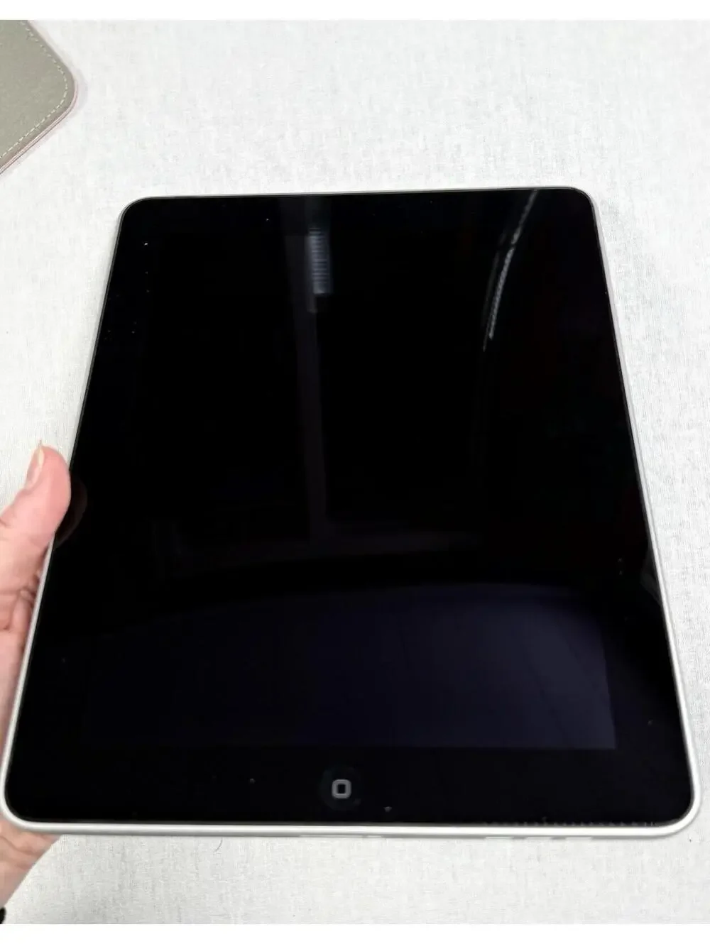 Apple iPad 1st Gen A1219 32GB 9.7